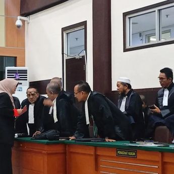 Didampingi 25 Advokat, Dokter Tifa Hadiri Sidang Perdana di PN Jakarta Timur