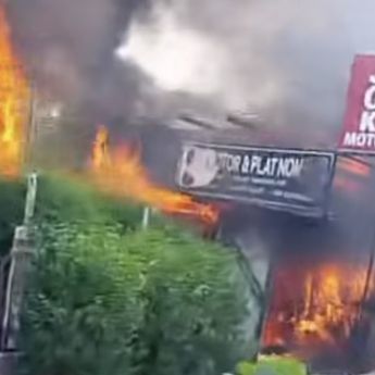 Kebakaran Landa Bangunan Samping Warkop Ciputat