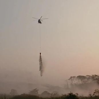 BNPB Intensifkan Water Bombing untuk Jinakkan Kebakaran TPA Jatiwaringin