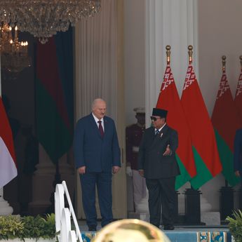 Momen Prabowo Sambut Hangat Presiden Belarus di Istana Merdeka Diiringi Tari Enggang