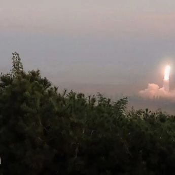 Kim Jong Un Awasi Uji Coba Rudal Jelajah dari Kapal Perusak Baru Korea Utara