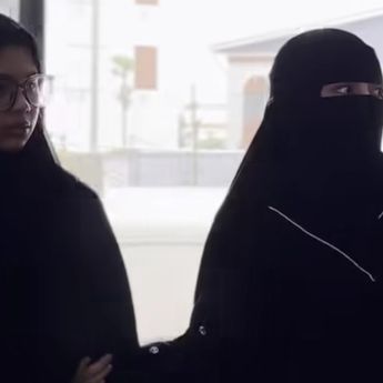 Momen Haru Celine Evangelista Lepas Putri Sulungnya Masuk Pondok Pesantren