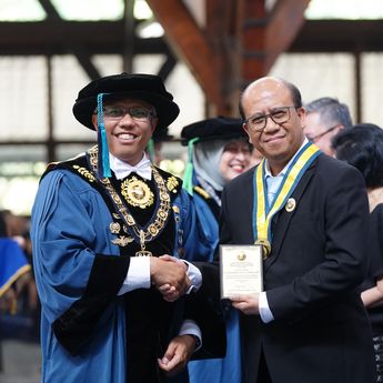 ITB Anugerahkan Ganesa Wirya Jasa Adiutama kepada Suroso Isnandar