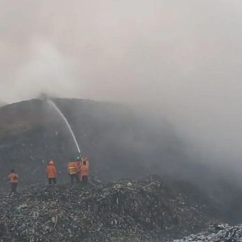 KLH Siapkan Pembenahan Pengelolaan TPA Jatiwaringin Usai Kebakaran Terkendali
