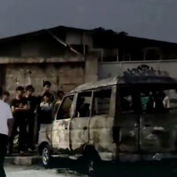 Mobil Hangus Terbakar di Ciputat Timur, Jadi Tontonan Bocah