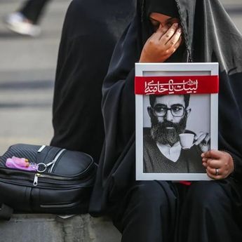 Lautan Pelayat Padati Teheran untuk Prosesi Pemakaman Ali Khamenei