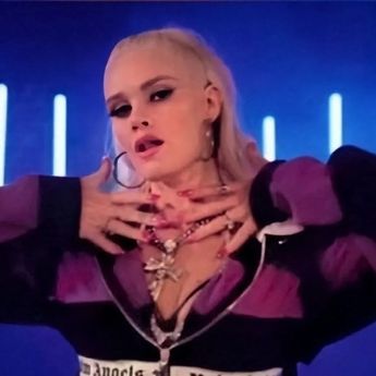 Penyanyi Inggris Lauren Bennett Meninggal Dunia di Usia 37 Tahun