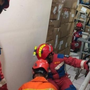 Pria Tewas Terjepit Lift Barang di Roxy