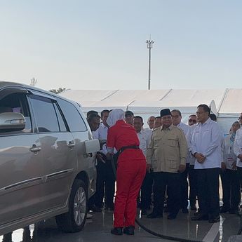 Momen Prabowo Tinjau Langsung Pengisian B50 di Rest Area KM 57