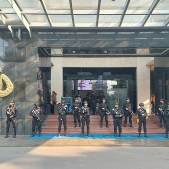 Personel Brimob Bersenjata Berjaga di Polda Metro Jelang Konferensi Pers Kasus Dugaan Korupsi