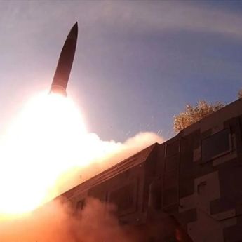 Iran Klaim Luncurkan 10 Rudal Balistik Hantam Pusat Komando AS di Timteng