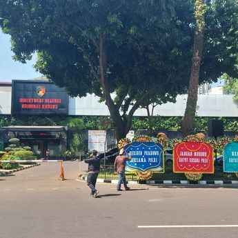 Karangan Bunga Dukungan untuk Polri Mejeng di Depan Gedung Ditreskrimsus Polda Metro