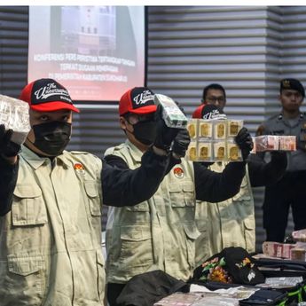 KPK Sita Aset Rp21,2 Miliar dalam OTT Bupati Sukoharjo, Uang Tunai hingga Emas Diamankan