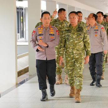 Kapolri Silaturhami dengan Panglima TNI dan Kepala Staf di Mabes TNI