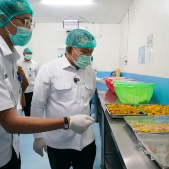 Dudung Tinjau Pelaksanaan MBG di Purwakarta pada Hari Pertama Sekolah