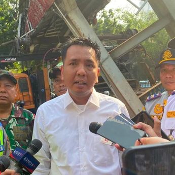 Pemkot Jaksel Bongkar JPO Tendean Setelah Tersangkut Truk Bermuatan Alat Berat