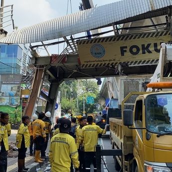 Proses Evakuasi JPO Tendean Pasca Ditabrak Truk, Tiga Unit Crane Dikerahkan ke Lokasi