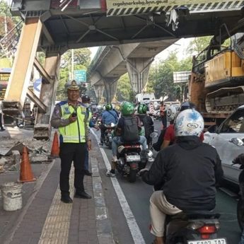 Polda Metro Ungkap Kronologi Truk Bermuatan Alat Berat Tersangkut di JPO Tendean