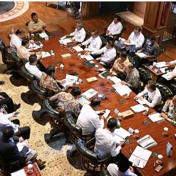 Prabowo Panggil Jajaran Menteri Bahas Harga Khusus BBM untuk Nelayan