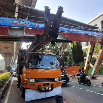 Penyebab Truk Bermuatan Alat Berat Tersangkut di JPO Tendean