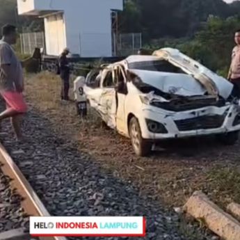 Mobil Ayla Dihantam Kereta Api Sampai Ringsek, 2 Remaja Putri Tewas Mengenaskan
