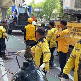 Imbas Truk Crane Tabrak JPO di Tendean, Jalur Mampang-Blok M Ditutup dan Dialihkan