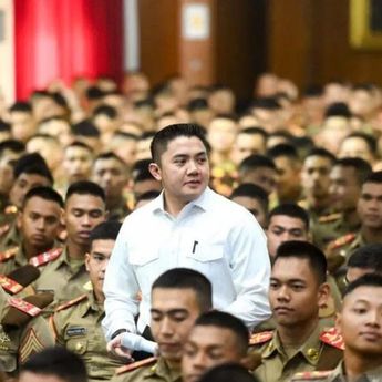 Seskab Teddy ke 1.600 Taruna Akmil: Kalau Bisa Jago AI, IT, Bahasa hingga Editing