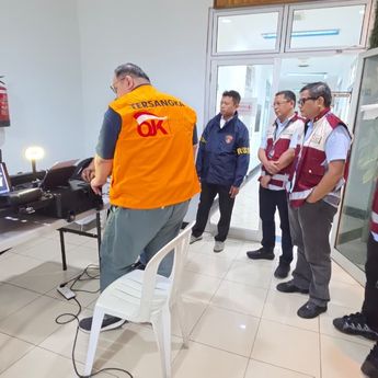 OJK Serahkan Tersangka dan Barang Bukti Kasus PT Asuransi Jiwa Prolife ke Kejari Jakarta Selatan
