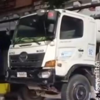 Truk Molen Tersangkut di Kolong Jembatan Matraman
