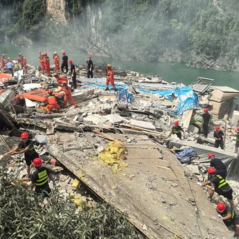 Longsor Timbun Pemukiman Warga di Chongqing China