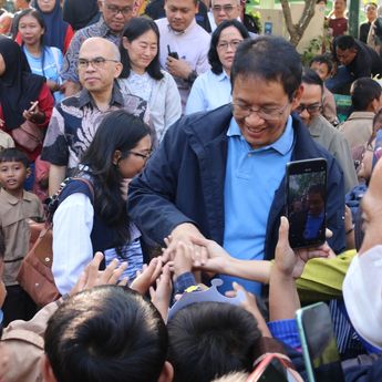 Purbaya Blusukan ke Pasar Ngasem Yogyakarta, Cicipi Bakpia Sampai Sapa Warga