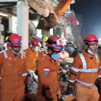 Saat Basarnas Cari Dua Korban Tertimbun Bangunan Runtuh di Grand  Polonia Medan