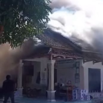 VIDEO: Gudang Air Mineral Terbakar Hebat