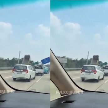 VIDEO: Detik-detik Palang Rambu Ambruk Usai Dihantam Mobil di Tol Cijago