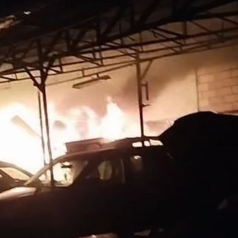 VIDEO: Kebakaran Mengerikan Hantam Bengkel Motor Mobil di Palmerah