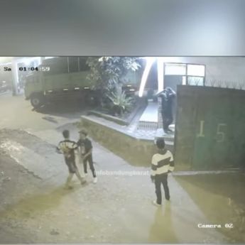 Tak Terima Ditegur, Satpam Dibacok Pria di Depan Warga