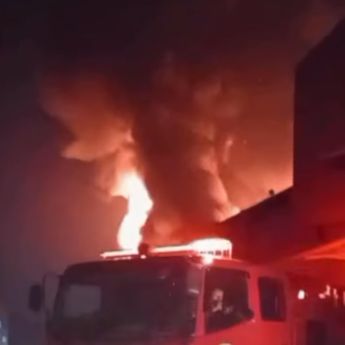 Gudang Tokma di Kosambi Kebakaran Hebat