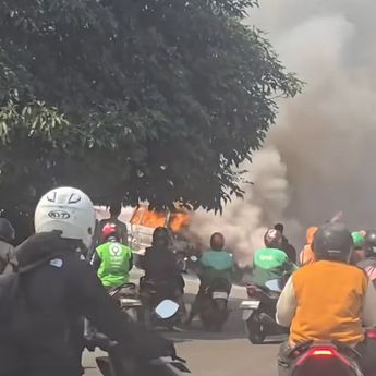 Mobil Terbakar di Depan SPBU Tanjung Barat, Lalu Lintas Tersendat