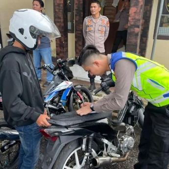 Cek Fakta: Pemotor Pakai Sandal Jepit Ditilang Rp250 Ribu