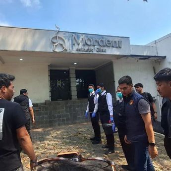 Polisi Lakukan Olah TKP Kematian Sutrimo di Depan Klinik Kebayoran Baru