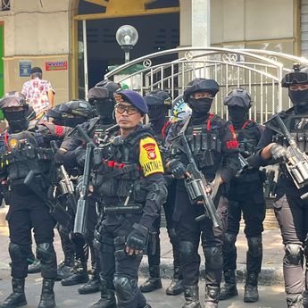 TNI-Polri Berjaga di Tambak Menteng Usai Bentrok Maut