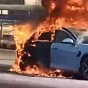 Mobil Listrik Ludes Terbakar di Gerbang Tol Cikampek Utama Pagi Ini