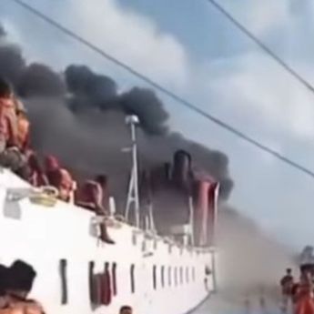 Penumpang KMP Mutiara Sentosa 2 Nekat Lompat ke Laut Saat Kapal Terbakar di Perairan Madura