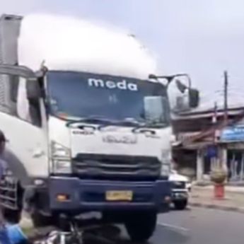 Nahas! Pemotor Bersama Penumpangnya Terjepit dalam Kolong Truk di Bekasi
