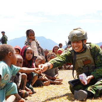 Tembus Medan Ekstrem, Koops TNI Habema Berhasil Salurkan 2 Ton Bantuan Kemanusiaan ke Tiga Distrik di Kabupaten Puncak