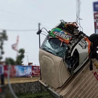 Truk Terbalik Akibat Jalan Bergelombang di Karawang Barat