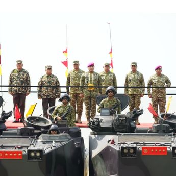 Wakil Panglima TNI dan Sejumlah Pejabat Negara Terima Warga Kehormatan dan Brevet Korps Marinir