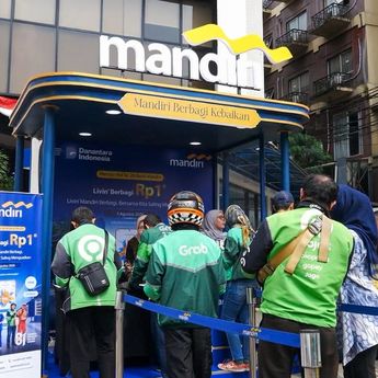 Bank Mandiri Bagikan 280 Paket Makanan di 12 Region Jelang HUT ke-81 RI