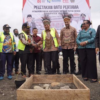 Menkop Lakukan Peletakan Batu Pertama Pembangunan KDKMP Dekai di Yahukimo