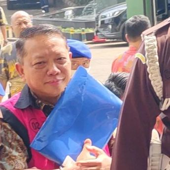 Febrie Adriansyah Tiba di Kejagung Pakai Rompi Pink